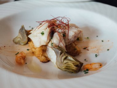 Balık ve karides lüks restoranda enfes yemek