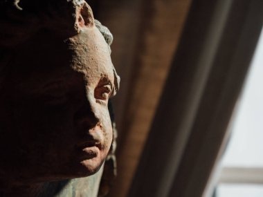 Çocuğun yüzü ışıklı yarım yüzle heykeli