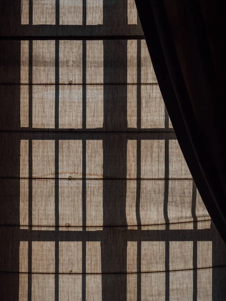 Sanatsal aydınlatma ve arka ışık ile ev pencere — Stok fotoğraf