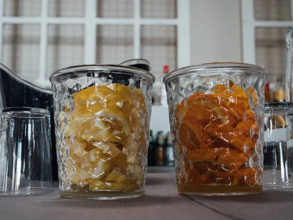 Limão e laranja em jarro de vidro de um bar — Fotografia de Stock
