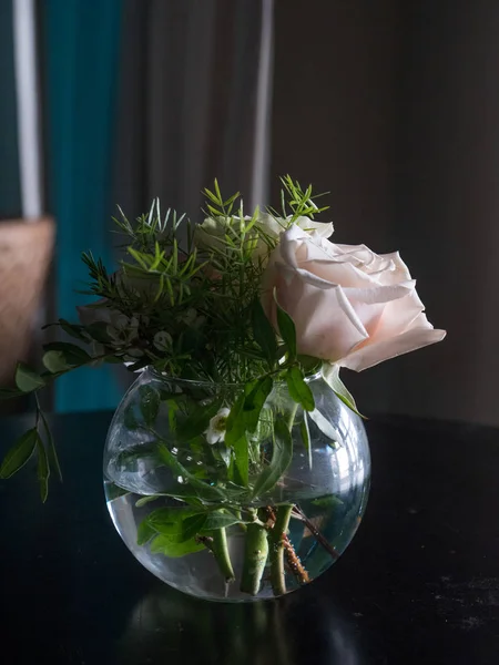 Çiçekler bir barda centerpiece