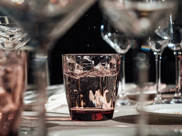 Bir bardak su ile lüks Restoran tablo doldurma