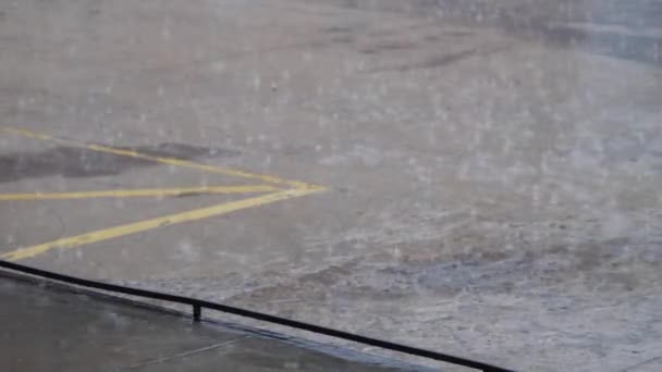 Heves Esőzések Során Egy Téli Napon Esik Utcára — Stock videók