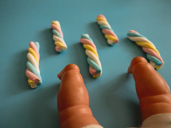 Bonbons en forme de nuage sur un fond bleu ciel à côté d'un jouet pour bébé — Photo