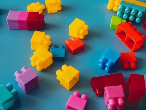 Göksel arka plan üzerinde oyuncak blok adet