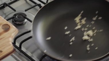 Evde yemek pişirme güveç, sarımsak ve zeytin yağı ile