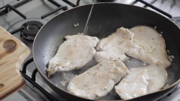 Cozinhar Frango Com Queijo Casa — Vídeo de Stock