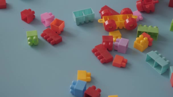Zabawka Bloku Kawałki Niebieskie Tło — Wideo stockowe