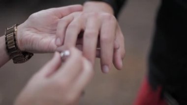 Nişan yüzüğü nişanlısı üzerinde koyarak gelin