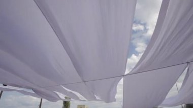  Rüzgar ile gökyüzü arka plan beyaz kumaş