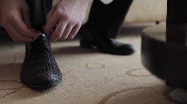 Zarif adam ayakkabı bağlama
