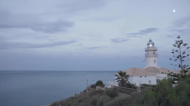 在晚上 与大海和灯塔的风景 — 图库视频影像