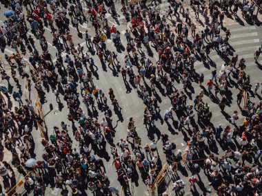 Valencia - İspanya, 17 Mart 2019: Kalabalık insan Fallas Valencia'da sokaklarında