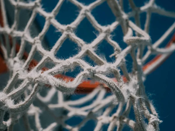 İzole basketbol net doğrudan resminde ve arka planı olarak mavi gökyüzü ile seyir.