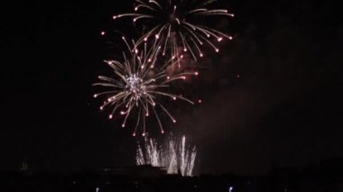 Göz kamaştırıcı havai fişekler gökyüzüne yayılıyor.