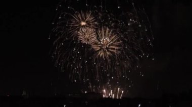 Göz kamaştırıcı havai fişekler gökyüzüne yayılıyor.