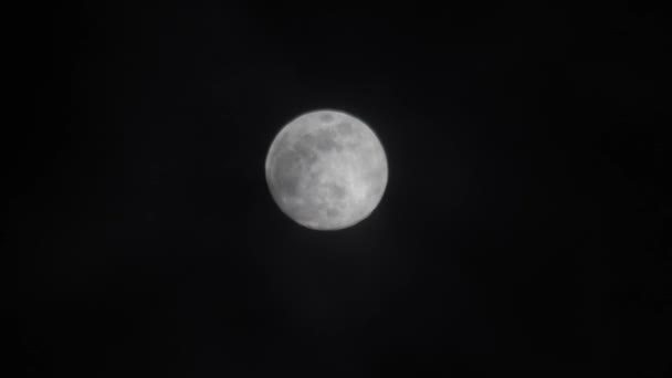  Pleine lune dans un ciel nuageux, nuages noirs couvrant la lune en caméra accélérée 