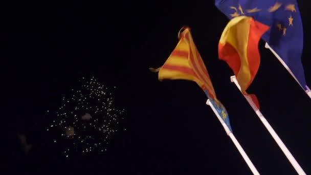 Фейерверки Рядом Флагами Испании Валенсии Европейского Союза — стоковое видео