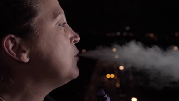 Mulher Vaping Cigarro Eletrônico Noite Com Fundo Iluminado Cidade — Vídeo de Stock