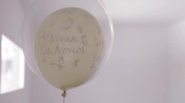 Düğün çift için mesaj ile şeffaf bir balon içinde beyaz balon, Gelin ve damat canlı