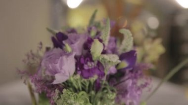 Güzel bir gelin buketi arka ve ileri kamera hareketi