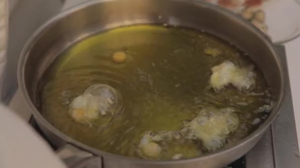 Ζεστό Τηγάνι Τηγανίσματος Αυγά Ορτύκια — Αρχείο Βίντεο