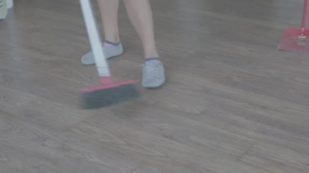 Pies Mujer Limpieza Barriendo Una Sala Estar Con Suelo Parquet — Vídeo de stock