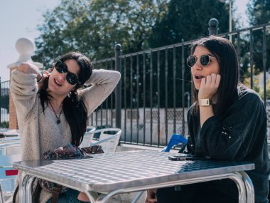 Genç ve güzel arkadaşlar bir gün Bar bir terasta serinletici bir içki var