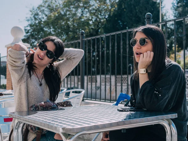 Genç ve güzel arkadaşlar bir gün Bar bir terasta serinletici bir içki var