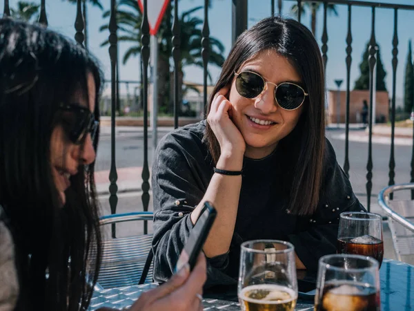 Genç ve güzel arkadaşlar bir gün Bar bir terasta serinletici bir içki var