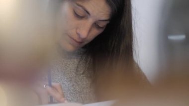 Üniversite sınavına hazırlanan kadın