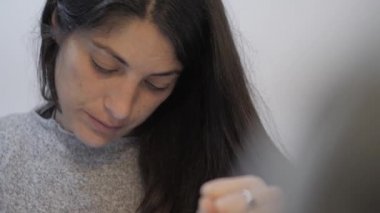 Üniversite sınavına hazırlanan kadın