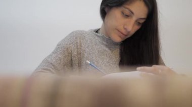 Üniversite sınavına hazırlanan kadın
