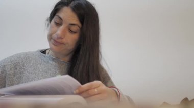 Üniversite sınavına hazırlanan kadın