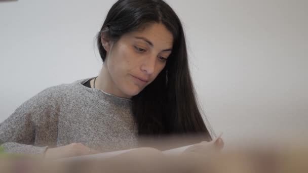 Üniversite Sınavına Hazırlanan Kadın — Stok video