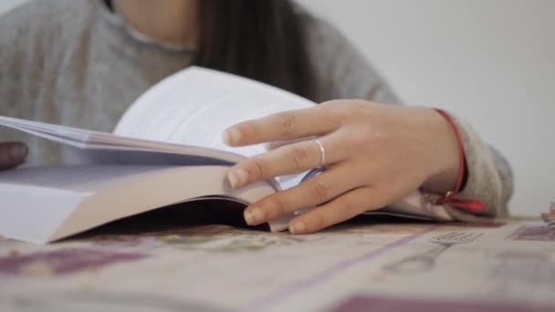 Kvinna Förbereder Studier För Universitetsexamen — Stockvideo
