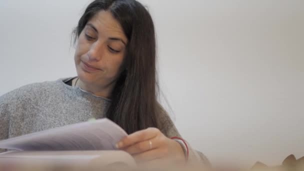 Kobieta Przygotowująca Się Egzaminu Uniwersyteckiego — Wideo stockowe