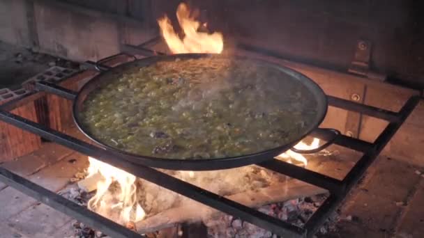 Paella Valenciana Cocinando Leña Pueblo Español Local — Vídeo de stock