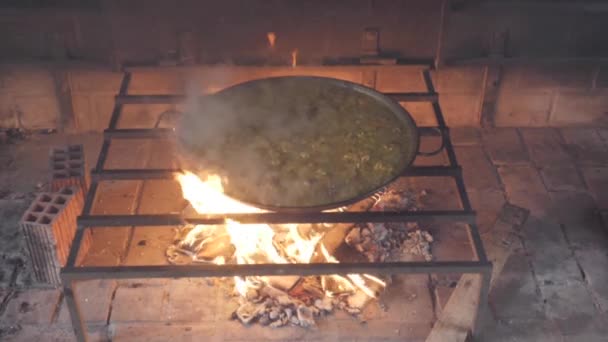 Paella Valenciana Cocinando Leña Pueblo Español Local — Vídeos de Stock