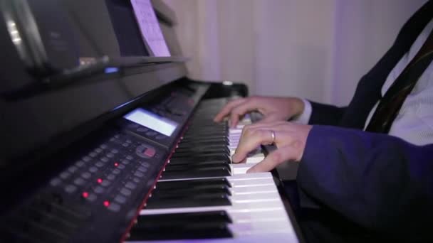 Деталь Рук Человека Играющего Пианино — стоковое видео