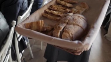 Bir aile toplantısında lokantalara ev yapımı ekmek sunan kişi