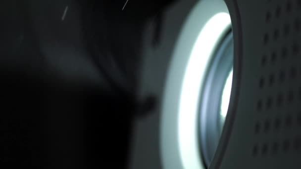 Lâmpada Holofote Acesa Quarto Escuro — Vídeo de Stock