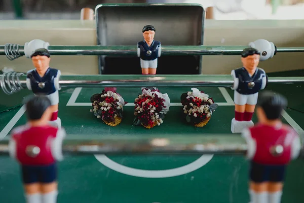 Langırt üç düğün çiçekleri yanında