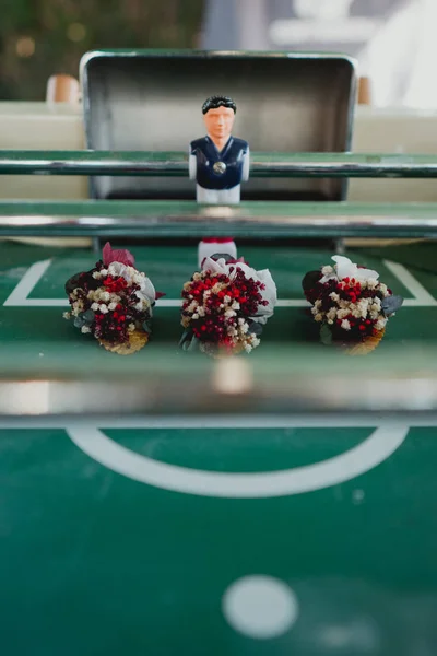 Langırt üç düğün çiçekleri yanında