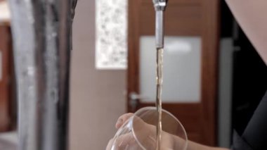 Kişinin elinde musluk üzerinde soğuk bir zanaat bira hizmet
