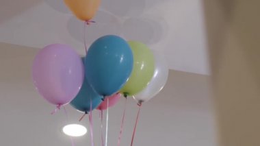 Balonlar bir odanın iç helyum ile şişirilmiş