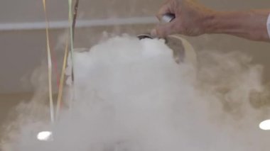 Yıldönümü balonlarının yanında azot dumanı