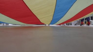 Onu tutan ve çocuksu animatörler ile oynamak birçok çocuk tarafından hareket renkli kumaş