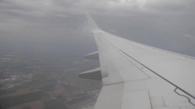Milano havaalanından bir uçağın kalkışı, bir uçağın penceresinden görüldü