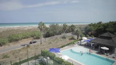 Yaz havuzu Akdeniz turkuazının yanında.